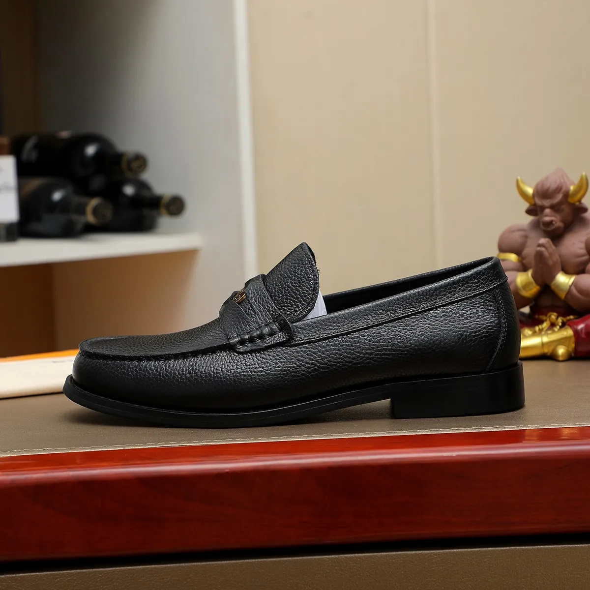 Men's shoes 460 💰 Louis Vuitton LV ® 🆕 model 🔛 full shoe counter, first layer cowhide, 🐂leather lining casual shoes for men, super soft outsole, a must-have for driving. Synchronized with the counter, original first layer cowhide, completely 1:1 mold customization 🌹 top version, color optional! Number: 38-44 (45.46 customized)